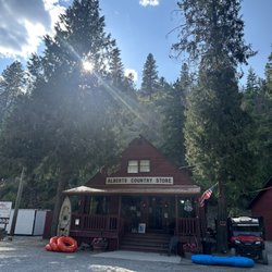 Albert's Landing Campground - Store where we rented our gear and hitched a ride