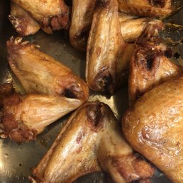 They have the best chicken wings here