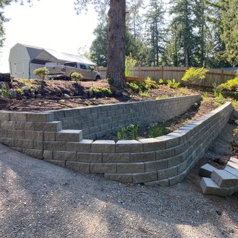 Family General Construction - Final walls - all we need is soil in the bottom bed. We had some extra brick remaining. - General Contractors Near Me - Tacoma, Washington Family General Construction - Final walls - all we need is soil in the bottom bed. We had some extra brick remaining. - General Contractors Near Me - Tacoma, Washington