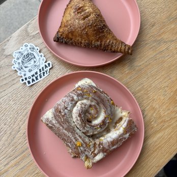 Brown Bear Bakery - Cinnamon Roll & Apple Handpie - Bakeries Near Me - Cincinnati, Ohio