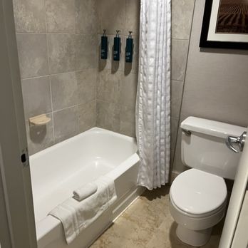 DoubleTree by Hilton Hotel Cedar Rapids Convention Complex - Bath - Hotels Near Me - Cedar Rapids, Iowa