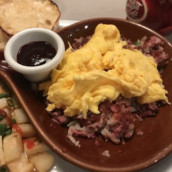 Egg Harbor Café - scrambled eggs on corned beef hash - Breakfast & Brunch Near Me - Wheaton, Illinois