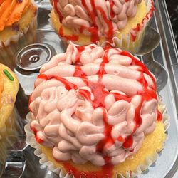 B'zzz Cakes - Zombie brains (jelly filling)