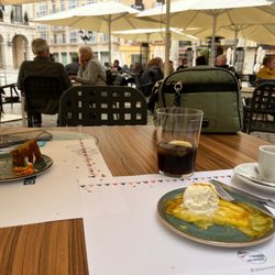 Al Punto - Plaza seating, cafe and desert