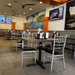 Pho Hoàng Express - One side of the dining room.