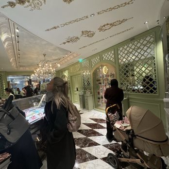 Ladurée - ambiance - Tea Rooms Near Me - Paris, 75