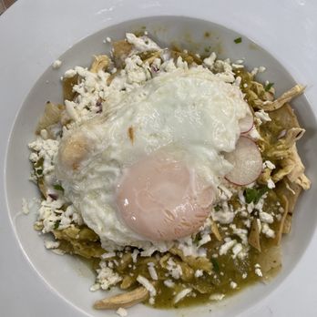Maque - Chilaquiles with salsa verde and an added egg - Breakfast & Brunch Near Me - México, D.F., DIF Maque - Chilaquiles with salsa verde and an added egg - Breakfast & Brunch Near Me - México, D.F., DIF