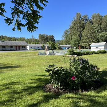 Giovanni's Red Rose Motel - Motel and sunny pool - Hotels Near Me - Shelburne Falls, Massachusetts