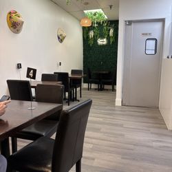 Viet Crave - Dining room