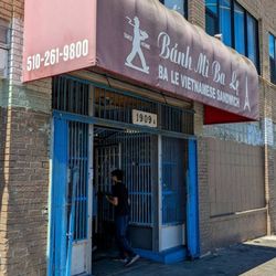 Golden Tea Shop - Local sandwhich shop with better boba