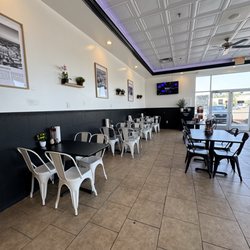 Slice Oakleaf - Seating in the restaurant