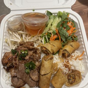 Aloha Vietnamese Foods - Grilled pork & spring roll with rice noodle - Vietnamese Near Me - Honolulu, Hawaii