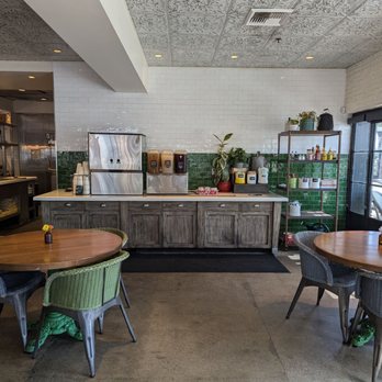 Flower Child - Drink counter, main level - Salad Near Me - Del Mar, California