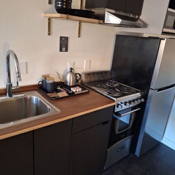 Hotel Leo - Kitchenette. - Hotels Near Me - Bellingham, Washington