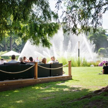 Café Seepavillon - Terasse Cafe Seepavillion + Wasserspiele am Tag - Planten un Blomen - Cafes Near Me - Hamburg, HH