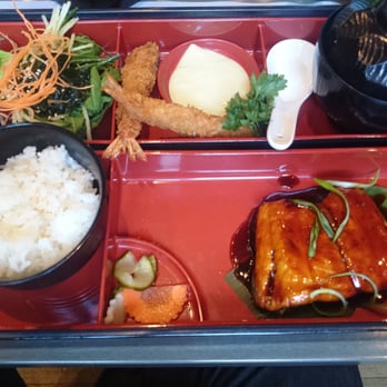 Paku Paku - Le plateau bento du moment sympa - Japanese Near Me - Carouge, GE Paku Paku - Le plateau bento du moment sympa - Japanese Near Me - Carouge, GE