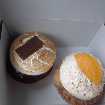 Molly's Cupcakes - Peach Cobbler and S'more cupcakes! - Desserts Near Me - Chicago, Illinois