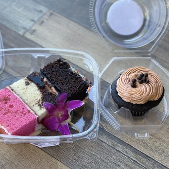 Kalani Kakes - a cupcake and a cupcake in a container - Cupcakes Near Me