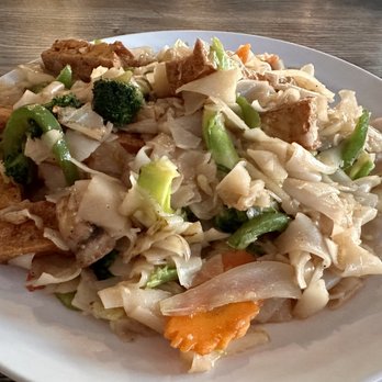 Thai Recipe Bistro - Drunken Noodle with crispy tofu - Thai Near Me - Phoenix, Arizona Thai Recipe Bistro - Drunken Noodle with crispy tofu - Thai Near Me - Phoenix, Arizona
