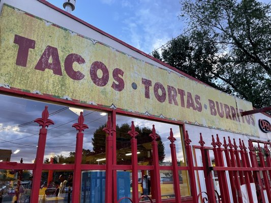 El Paisa Taqueria by null