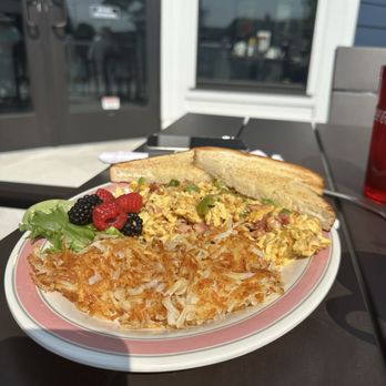 MT Plate Diner - Western omelette with hashbrowns and sourdough - Breakfast & Brunch Near Me - Arcadia, Michigan