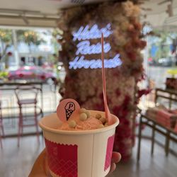 Pasteleria Paulette - Macaroon ice cream with Oreo bites