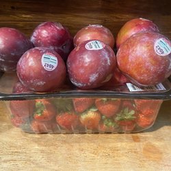 poorman's flea market - Skippy's plums and strawberries