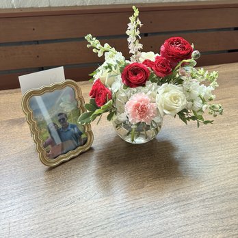 Blooms In Yellow - Gorgeous table floral - Florists Near Me - Webster Groves, Missouri Blooms In Yellow - Gorgeous table floral - Florists Near Me - Webster Groves, Missouri