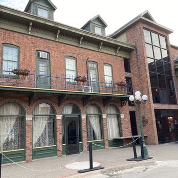 Kingsley Inn - Entrance to hotel - Hotels Near Me - Fort Madison, Iowa