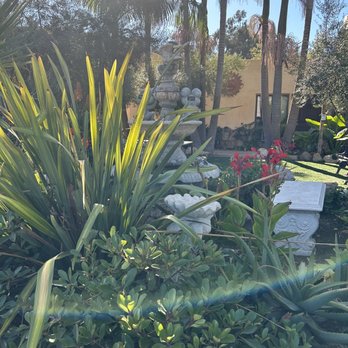 Casa Del Sol - Outdoor tables and garden - Hotels Near Me - Carpinteria, California