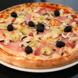 Trattoria & Pizzeria Pompeji - Super saftige und aromatische Pizza Capricciosa: Belegt mit Artischocken, Oliven, Pilzen und Schinken.