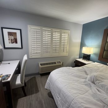 BLVD Hotel & Studios - The bed nightstand, dusk, and chair, lots of furniture and space. - Hotels Near Me - Studio City, California BLVD Hotel & Studios - The bed nightstand, dusk, and chair, lots of furniture and space. - Hotels Near Me - Studio City, California