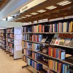 Guldborgsund-bibliotekerne - Hovedbiblioteket - Bøger i lange baner, reol efter reol