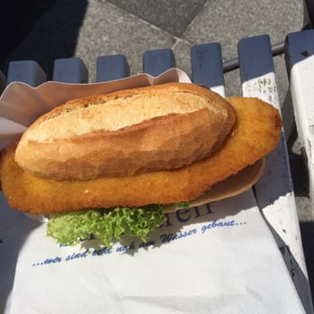 Strandtreff - Brötchen mit warmem Bachfisch und Remouladensoße - Food Stands Near Me - Grömitz, SH