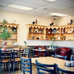 Fortis Cafe - Pretty chicken-themed decor