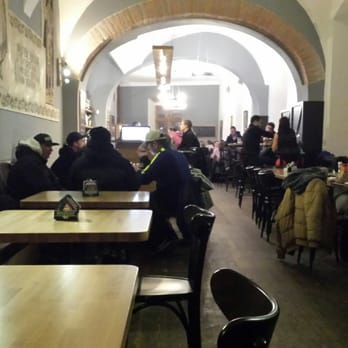 Hanácká Hospoda - Pohled od posledního stolu na celý prostor Hanácké hospody. - Czech Near Me - Olomouc, OL