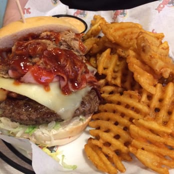 Jukebox - Porky pig with checkered fries - American Near Me - Dollard-des-Ormeaux, Quebec