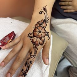 Beautiful Brows Threading Salon and Spa - They did a great job on my henna !! I love ittt