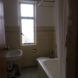 Hotel Waterloo And Backpackers - Bathroom shared by 2 twin bunk rooms