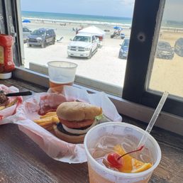 Burger and drinks in paradise! Burger and drinks in paradise!