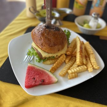 La Chingona - The Hawaiian burger - beef patty, pineapple slice, turkey ham slice, lettuce, tomato, onion, and side of fries. - Burgers Near Me - Puerto Vallarta, JAL La Chingona - The Hawaiian burger - beef patty, pineapple slice, turkey ham slice, lettuce, tomato, onion, and side of fries. - Burgers Near Me - Puerto Vallarta, JAL
