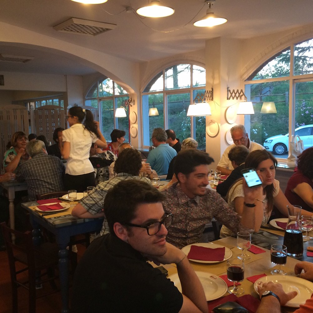 Pizzeria Guli - Full of locals so you know it must be good - Pizza Near Me - Castelvecchio Pascoli, LU