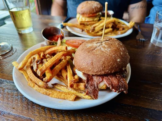 Hollywood Tavern by null