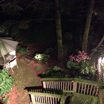 Ascot House Bed & Breakfast - Well lit backyard, and private deck off the Essex room - Bed & Breakfast Near Me - Marietta, Pennsylvania