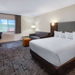 Ramada by Wyndham Spokane Airport - Guest room