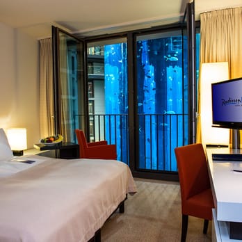 Radisson Blu - Hotelzimmer mit Blick auf den AquaDom - Hotels Near Me - Berlin, BE