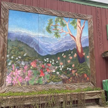 Dazey's Supply Willow Creek - Mural outside - Hydroponics Near Me - Willow Creek, California