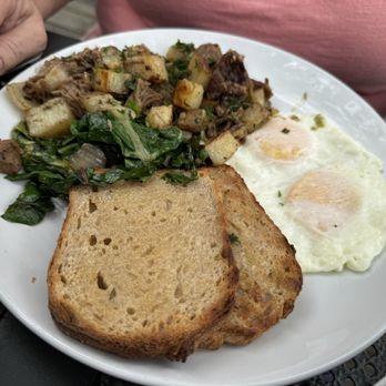 The Hoot - Corned beef and Hash with Eggs - New American Near Me - Northport, Maine The Hoot - Corned beef and Hash with Eggs - New American Near Me - Northport, Maine