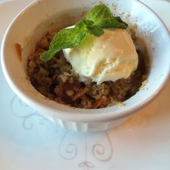 Chantey Breezes - Apple crumble with morning ice cream - Bed & Breakfast Near Me - Southampton, Ontario