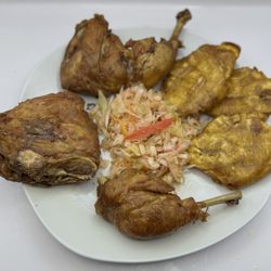 Fried Chicken with 3 fried plantains with pikliz